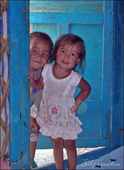 S.Grace, ma compatriote aux 155 pays, a saisi ces enfants timides, aux adorables yeux, qui jetaient un coup d'il dans sa yourte pour la nuit. Vous trouverez ces photos de voyages dans ''Sihpromatum''.
Ces enfants ne l'ont pas facile : ils ont appris à monter, en même temps qu'ils ont appris à marcher. Leur 1e coupe de cheveux est célébrée et signifie survivre à l'enfance : de quel pays sont-ils ?