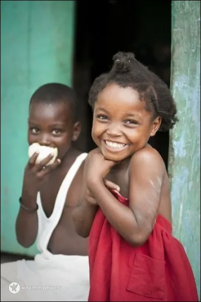 À l'ouest d'Hispaniola, voisin de la République Dominicaine, on accueille les courageux touristes, non pas avec de splendides hôtels, comme ailleurs, aux Caraïbes mais avec une expérience authentique, en français, S.V.P. 
D'où sont ces merveilleux enfants, un joyau antillais caché : la politique y est cependant instable, on les a récupérés en hélicoptère ?