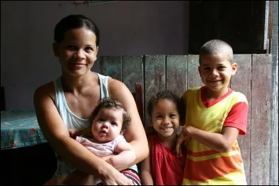 La mère a 23 ans et élève seule ses beaux enfants dans ce pays de contrastes et de joie de vivre. Quand il sera grand, Bruno, son plus vieux, voudrait être un "docteur des enfants". Il aime s'impliquer, s'occupe de la plus petite . 
Quel est leur pays, dans lequel 7 millions d'enfants travaillent, d'après l'UNICEF et beaucoup ne sont pas scolarisés et vivent d'espoir ?