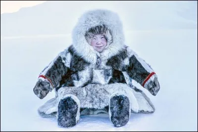 Pour terminer, cette uvre de Khimushin intitulée : ''Little Princess of the Arctic'', Gulnara Kayarina 3 ans, vit dans la région la plus nordique de l'Eurasie. Son papa élève des rennes.
Situez d'où provient ce groupe ethnique qu'on a coutume d'appeler les Samoyeds, qui vivent dans un environnement très sévère : 

Merci d'avoir voyagé avec moi.