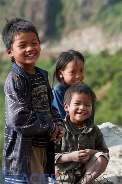 C'est une région à séismes : 50% des enfants se battent tous les jours pour sauver leur vie. Dans cette optique, le jeu et les activités récréatives deviennent importants pour le bonheur et la santé mentale de ces candidats à la vie.
Ces 3 enfants ont été photographiés par l'américaine Jessamyn Martin près d'un check-point, sur la route de Syabrubesi : de quel pays sont-ils originaires ?