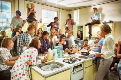 Pour eux, passer du temps de qualité avec les proches est essentiel à leur bonheur : leur nation est la plus heureuse selon ''World Happiness''. Étonnant n'est-ce pas, étant donné qu'au milieu de l'hiver, on y vit dans l'obscurité 16 heures par jour, sans soleil !
Où sont ces jeunes pour qui on doit avoir au moins les ressources matérielles pour profiter des bonnes choses de la vie ?