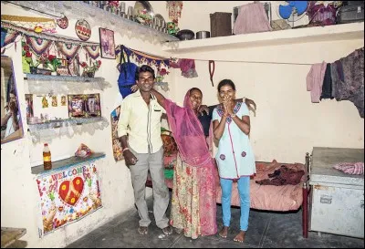 La série ''Universal Family'' offre des portraits unissant la race humaine à travers l'esprit de famille : on propose aussi l'idée que l'amour n'a pas de frontières. 
Sur cette photo, Kanya Devi avec son mari Setan Rama et sa timide fille Sanyata Devi, du village de Najam, partagent avec nous, leur univers : vous devez trouver leur pays d'origine :