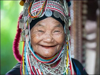 On associe ce pays à une land of smiles. C'est une destination privilégiée des touristes, en partie parce que ses habitants s'efforcent toujours d'être polis. Il faut se rappeler du wai, la façon de se saluer dans ce pays : c'est de se serrer les mains comme pour prier et saluer respectueusement votre connaissance.
Nommez le pays d'où provient cette aînée qui a du plaisir avec sa vie :