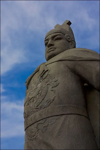 1421 > Les Chinois. Ben oui, pourquoi pas ? En pleine apogée Ming, une escadre de la flotte aurait réalisé la circumnavigation chinoise. Comment se nomme ce héros ?