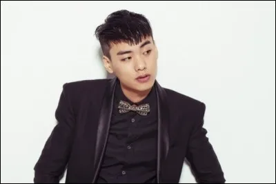 Comment s'appelle le chanteur qui a quitté le groupe juste avant ses débuts ?