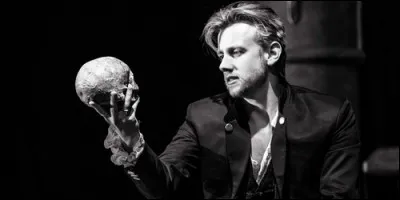 A qui appartient le crâne auquel parle Hamlet dans la pièce de Shakespeare ?