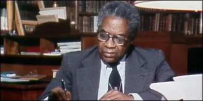 Quel écrivain, auteur de "Cahier d'un retour au pays natal", est le fondateur et représentant majeur du mouvement littéraire de la négritude ?