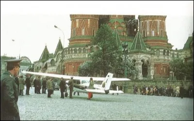 Quelle est la nationalité du pilote de l'avion qui s'est posé sur la place rouge, en mai ?