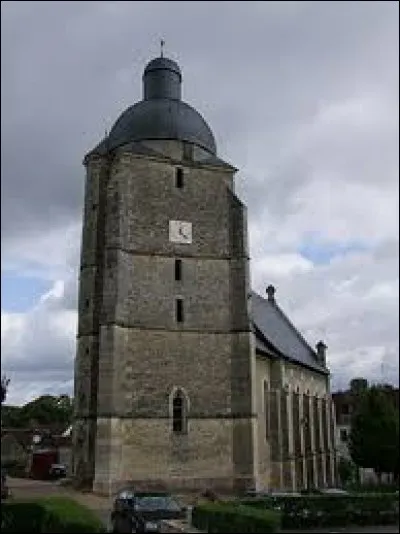 Nous sommes dans les Pays-de-la-Loire devant l'église Saint-Pierre-et-Saint-Paul de Cherré. Ancienne commune dans la région naturelle du Perche, elle se situe dans le département ...
