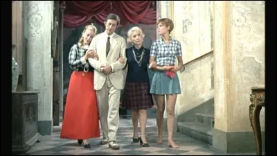 Une famille de châtelains et un gangster dans cette comédie interprétée par Yves Montand, Jean-Pierre Marielle Jean Rochefort, Marthe Keller et Madeleine Renaud : c'est ...