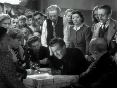 Roland Brissot (Pierre Fresnay), peintre éconduit par Irène, la femme qu'il aime, acquiert pour un sou une main gauche à un restaurateur. Cette main lui apportera le talent et la célébrité dans le monde de la peinture, ainsi que l'amour d'Irène. C'est ...