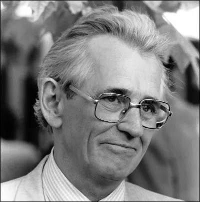Cet homme politique, qui a &eacute;t&eacute; l'un des dirigeants les plus influents du PCF et le directeur du journal "L'Humanit&eacute;" de 1974 &agrave; 1994, c'est ...