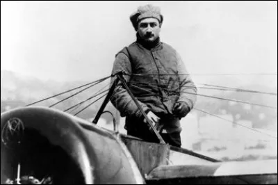 Cet aviateur a effectu&eacute;, le 23 septembre 1913, la toute premi&egrave;re travers&eacute;e de la mer M&eacute;diterran&eacute;e : c'est ...
