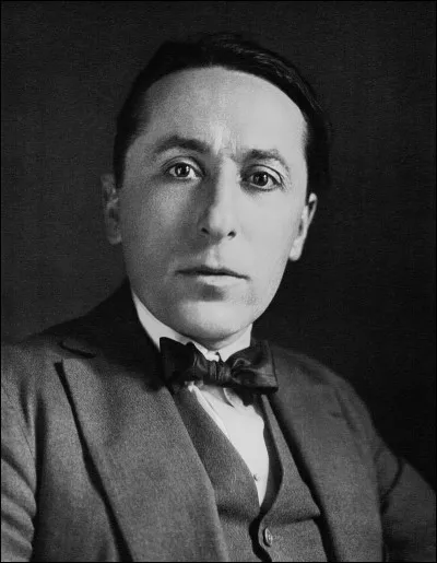 Cet &eacute;crivain, qui a publi&eacute; en 1919 "Les Croix de bois", roman qui le rend c&eacute;l&egrave;bre, inspir&eacute; de son exp&eacute;rience de la guerre, c'est ...