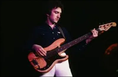 À l'âge de 14 ans, il fonde son premier groupe. Comment se nomme-t-il ?