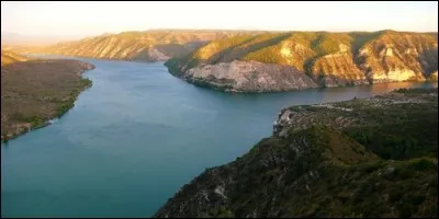 Dans quel pays européen coule l'Ebre ?