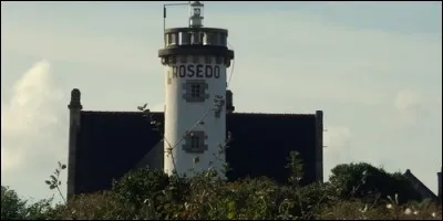 Où se situe le phare du Rosédo ?