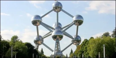 De quelle année date l'Atomium, bâti à l'occasion d'une exposition universelle ?