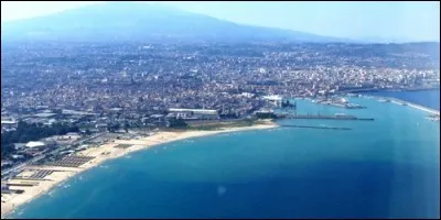 La ville de Catane, en Sicile, donne sur la mer :