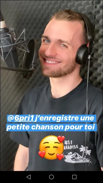 Quel animateur de NRJ l'a invité plusieurs fois à la radio ?