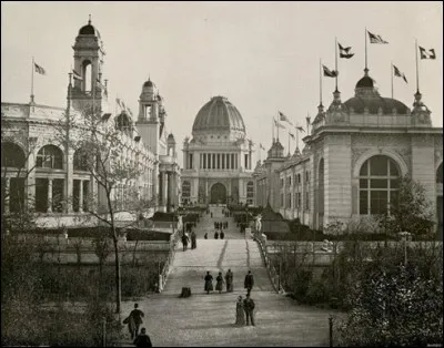 L'Exposition Universelle comprenait une centrale électrique complète. Qui plus est, le bâtiment, à gauche sur la photo, était entièrement dédié à l'électricité. L'inventeur Thomas Edison y présentait son dernier phonographe et y fit connaître son premier kinétoscope. 
On a ici une vue magnifique sur 2 importants pavillons : pouvez-vous la positionner ?