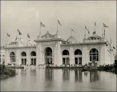 Ce bâtiment mesurait 213 m de long par 106 m de large. L'espace intérieur était occupé par des minerais massifs et par de hautes et volumineuses machines : l'emplacement principal fut donc constitué d'une nef centrale ouverte et sans colonne.
Trouvez le nom de ce bâtiment, qu'on a vu précédemment face à celui de l'électricité ?