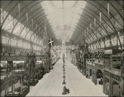 Ce pavillon possédait des dimensions gigantesques : l'édifice des fabriques et arts libéraux était le plus grand bâtiment dans le monde à l'époque. Un vaste ascenseur transportait les visiteurs sur le toit du hall pour admirer l'Expo (c.f. photo 20)
Nommez ce palais, équipé d'un éclairage commode sur un hall de grandes dimensions, qui jouit d'une couverture semi-circulaire en grande partie vitré?
