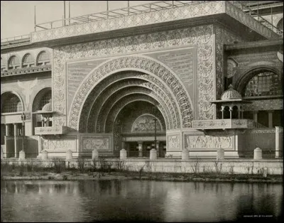 Il a été conçu pour l'entrée des locomotives.Les ascenceurs aussi exigèrent de la hauteur. Sur la photo, c'est le grand portail d'accès, aux arcades en rétrécissant de l'époque Sarrazine, à la large frise, style d'inspiration mongole, très différent de l'aspect général. Pour rehausser l'éclat et le contraste, on le dora.
Quel est cet endroit unique de l'Expo de Chicago ?
