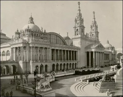 Le plan pour l'aspect de ce bâtiment était de concilier le bouillonnement de l'esprit industriel avec l'idée de calme et de grâce qui doit ressortir de l'architecture. Ceci explique les colonnades et les galeries ouvertes, le choix d'un dôme dans chaque travée et ce majestueux portique.
Quel est ce pavillon où l'on retrouve une multitude de machines et même un chemin de fer électrique ?