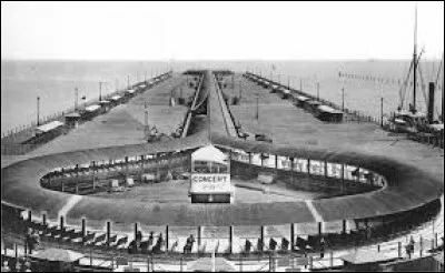 Bien qu'un brevet français de trottoir roulant fut déposé dès 1880, le tout premier qui fut construit, c'était pour 1893. Il était composé de 2 parties : 1 = les passagers étaient assis, 2 = ils pouvaient rester debout, avancer ou être immobiles.
Quelle innovation a fonctionné dans une boucle le long d'une jetée, au bord du lac et du casino ?