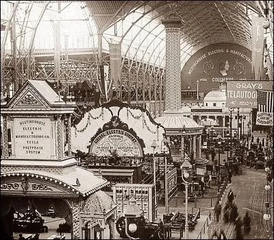 Moment fort de l'Expo de Chicago, on présentait le précurseur en matière d'éclairage fluorescent moderne. L'ensemble de l'exposition colombienne de 1893 était alimenté par le système révolutionnaire d'alimentation en courant alternatif, un grande 1e fois pour le public.
Nommez la salle où le moteur, la dynamo et le générateur alternatif furent affichés pour la 1e fois par George Westinghouse ?