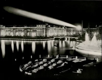 2e + grand pavillon, après celui des Machineries : il avait un espace de 3 hectares, 80 ares avec des galeries qui en offraient presqu'autant. Il était composé de colonnades impressionnantes, surmonté en son centre d'un majestueux dôme surplombant une salle circulaire.
Situez cette photo où on le voit illuminé, composant avec la nuit des effets spectaculaires mixés avec l'ajout des jeux d'eau ?