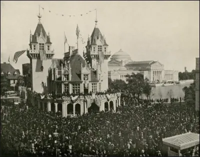 Le projet d'exposition avait pour but de renforcer l'identité nationale. Elle fut célébrée par 51 nations et 39 colonies, aux côtés de 47 États. 27,5 millions de personnes (environ 40% de la population américaine à l'époque) ont assisté à la foire. Le 9 octobre, à lui seul, plus de 750 000 personnes foulèrent le sol de l'exposition.
Qu'en déduisez-vous ?