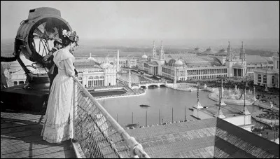 L'Expo eut 1 important leg : architectural, scientifique et culturel, en + de l'idée de Midway Pleasance. La Columbian fut le parfait moyen pour voir les transformations sociales, instruire la population et atténuer la crainte du changement. Elle fut l'occasion pour les manufacturiers de prouver leurs prouesses et innovations technologiques. 
À quoi ces quelques privilégiés ont-ils accès ?