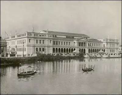 L'une des innovations majeures de l'Expo fut le premier bâtiment dédié au travail des femmes, conçu et géré exclusivement par des femmes. Le concours parmi les architectes féminines fut remporté par la jeune Sophia Hayden, qui avait comme style pour son projet la Renaissance italienne.
Quel est ce bâtiment, lui aussi orienté sur la lagune, qui constituait une véritable nouveauté pour l'époque ?