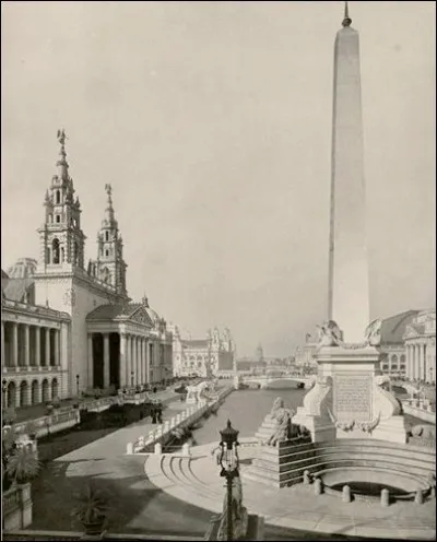 Les 14 pavillons principaux, appelés Grands Monuments, revêtus de stuc blanc et illuminés par des lampadaires et des projecteurs, firent que l'Expo s'appela « White City ». La plupart des pavillons, à part celui des Communications, furent uniformément blanchis. Les poêles à charbon furent interdits pour préserver cet environnement.
On voit le Bâtiment de la Machinerie, à gauche, situez la photo ?