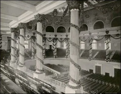 On fit une grande place à la musique : on s'était encore inspiré de Paris où l' on entendait de la musique du monde entier. On fit en sorte que les concerts orchestraux soient approuvés par le nouvel orchestre symphonique de Chicago. Comme à Paris, il y eut des présentations chaque journée et l'on revint avec une thématique quotidienne.
Ici, on a une vue à l'intérieur de quel bâtiment ?