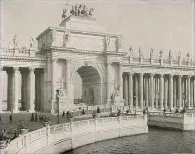 C'est ahurissant comme vue, n'est-ce pas ? La Ville Blanche offrait aux Américains une vision d'une ville modèle et d'un ordre civique idéal : avec leur Athena en statue de la République électrifiée en soirée, on leur suggérait qu'ils avaient atteint le sommet du développement humain cultivé, poursuivant les traditions du monde antique.
Où a-ton pris cette photo ?