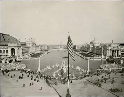 L'exposition colombienne a surclassé les autres en taille et en splendeur : l'architecte Burnham, a exigé le style européen classique. Il a érigé les corniches d'une manière uniforme (18,56 m) et fait ses calculs afin de mettre l'accent sur l'ordre, l'unité et la symétrie. On retrouve ce néo-classicisme des Beaux-Arts dans près de 200 pavillons sur + de 600 acres.
Quel nom porte le Grand Bassin ?