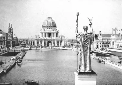 On mit l'emphase sur l'usage de l'eau avec des canaux et des lagons, puis on fit des fontaines avec des statues comme pour ces énormes sculptures de part et d'autre de cette grande étendue d'eau : ici la statue de la République de French et William. Là-bas, la fontaine Centrale et la fontaine colombienne de MacMonnie qui font une sorte de cour d'honneur.
Que voit-on ici ?