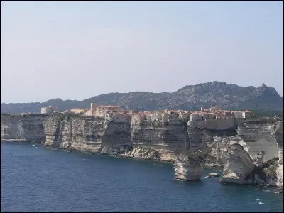 Là est la question > Si vous voulez commettre ici le vol de la relique, vous aurez affaire à la "Confrérie de la Sainte-Croix". Vous êtes prêt des Bouches...