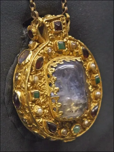 Reims > Ce pendentif en or de Charlemagne renferme lui aussi un morceau de la croix. Mais qu'aurait-il aussi contenu autrefois, dit-on ?