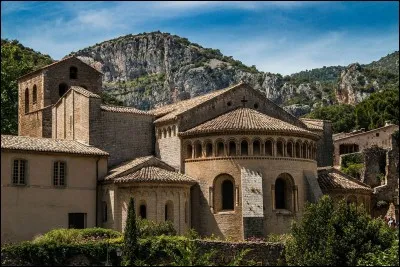 Abbaye de Saint-Guilhem-le-Désert (Hérault) > Le fragment de sainte croix qui y est détenu fut légué par un grand monarque, Charles ... (Complétez !)
