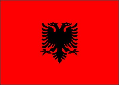 Le drapeau de l'Albanie est constitué d'un fond rouge avec un aigle à deux têtes en son centre. Que représente cet aigle aux ailes ouvertes ?