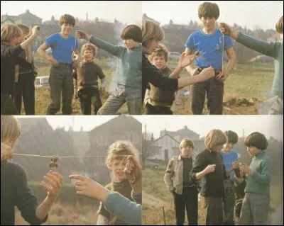 À quel jeu, ces enfants sont-ils en train de jouer ?