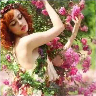 Flore est la déesse des fleurs pour les Romains. Quel est son nom chez les Grecs ?