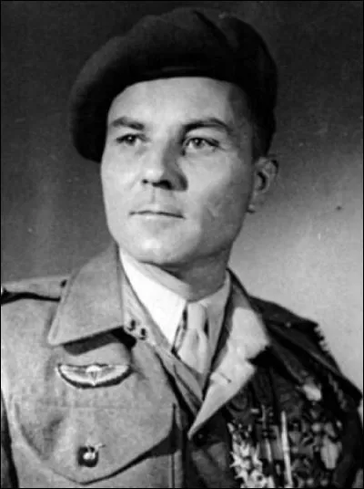 Parmi les militaires français, le général de brigade Jacques Pâris de la Bollardière, héros de la Deuxième Guerre mondiale, va s'illustrer en Algérie :