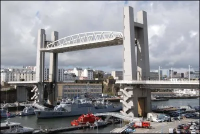 Le Pont de Recouvrance est situ&eacute; &agrave; :