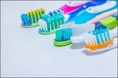 Combien y a-t-il de brosses à dents sur cette image ?